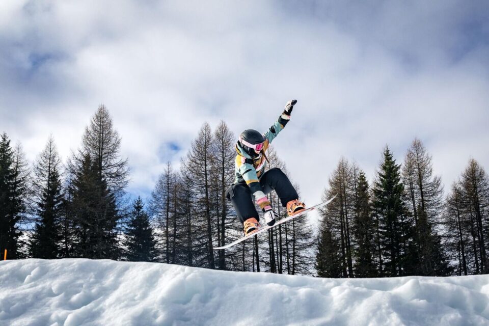 קפיצות בסנובורד באתר הסקי מדונה די קמפיליו