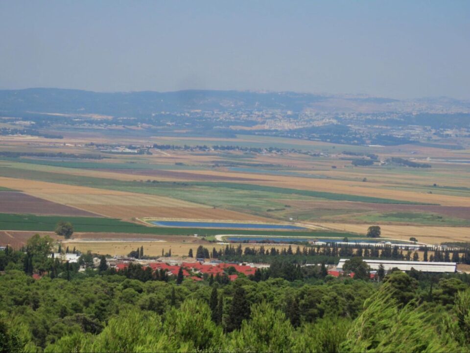הנוף מאנדרטת הקיבוצים לכיוון עמק יזרעאל. צילום: עמית מנדלסון, אתר טבע ונופים בישראל