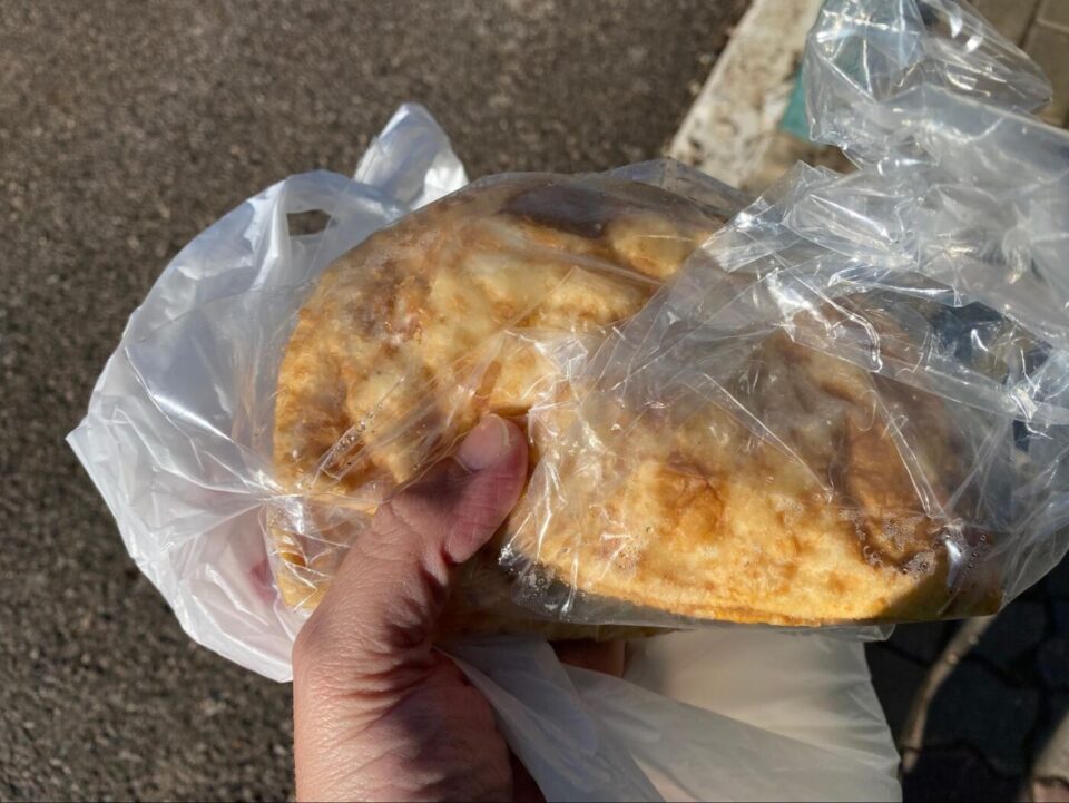 חלוּז' - מאפה צ׳רקסי מסורתי עם גבינה מיוחדת מהמאפיה ממול לסופר בריחאניה.