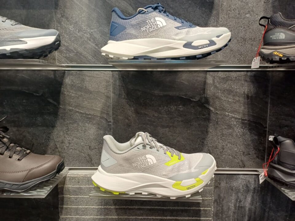 שני הצבעים בחנות