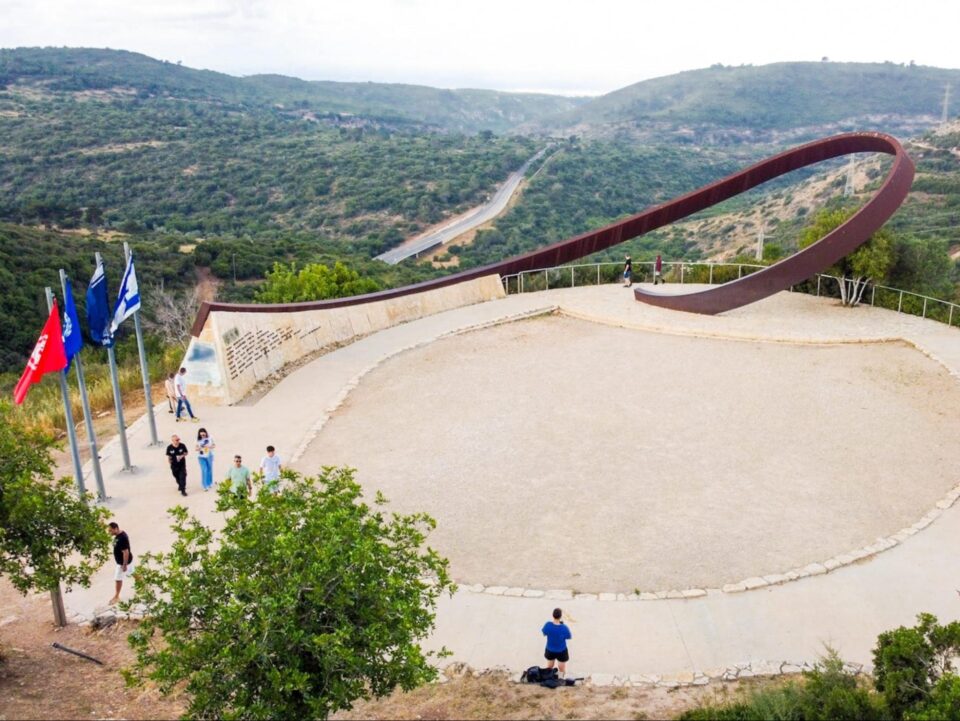 אנדרטה דרך האש