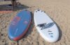 שני סאפים מתנפחים על החוף: Aquatone Wave Plus כחול-אדום ו-F2 Sector לבן