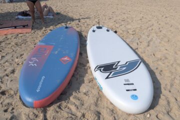 שני סאפים מתנפחים על החוף: Aquatone Wave Plus כחול-אדום ו-F2 Sector לבן