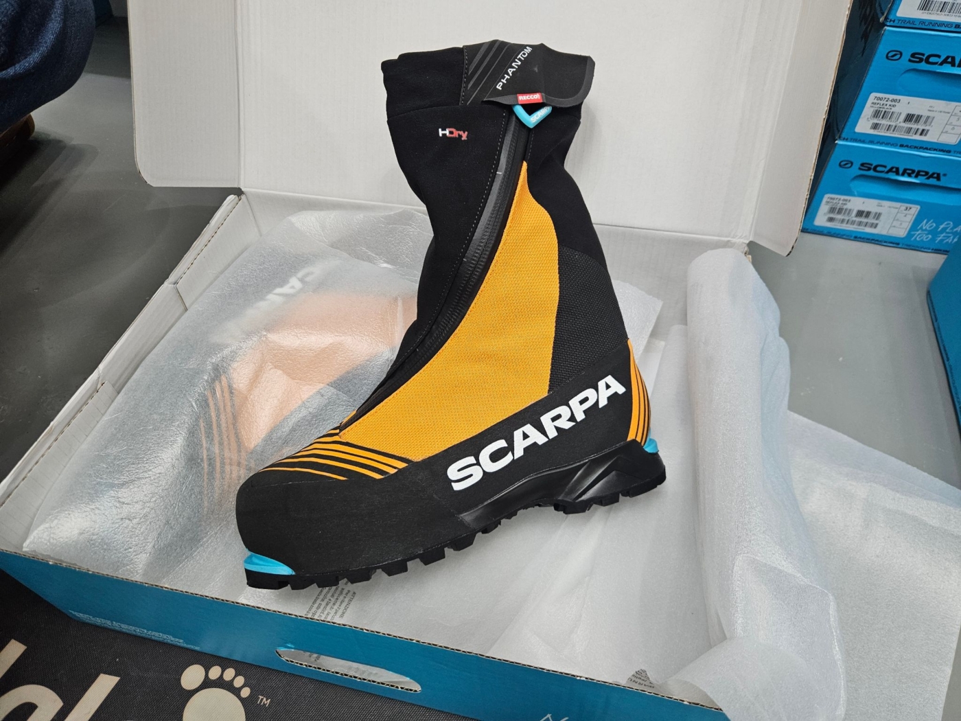 מגף אלפיניזם SCARPA Phantom כתום-שחור בקופסה בחנות ציוד