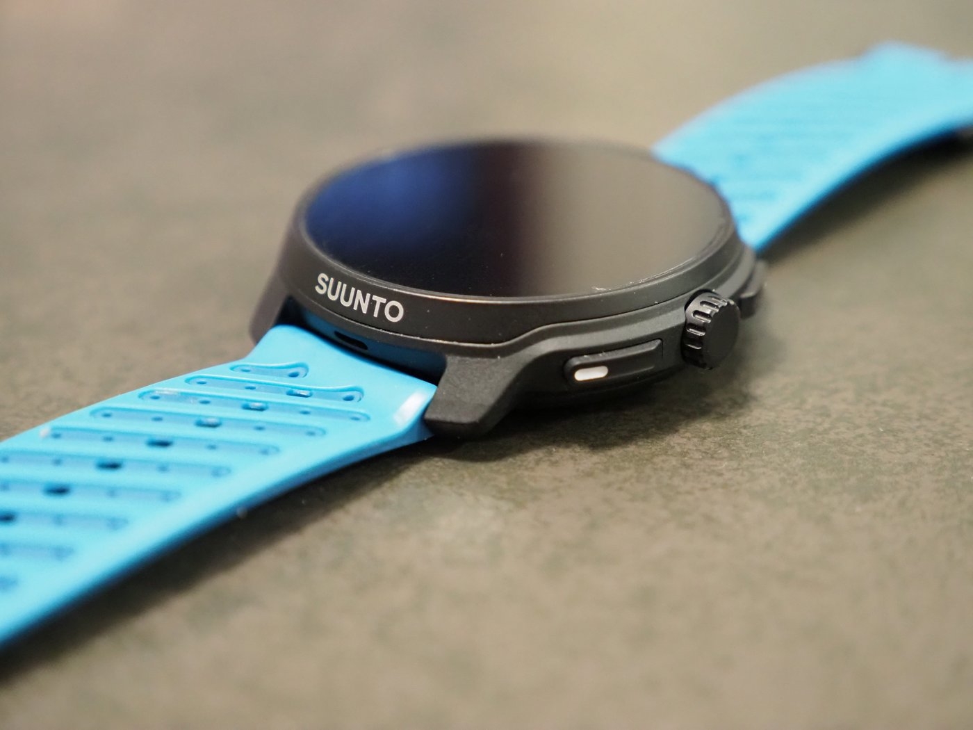 מבט מהצד על Suunto Race 2 – מסגרת שחורה, כפתורים וגלגלת דיגיטלית