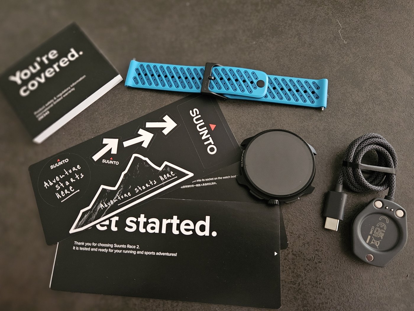 תכולת האריזה: שעון Suunto Race 2, רצועה כחולה, כבל טעינה ועלוני הפעלה