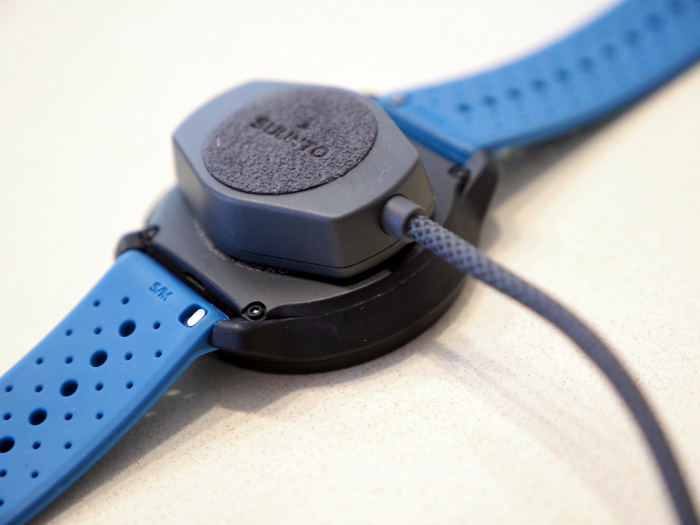 Suunto Race 2 בטעינה עם עגינה מגנטית וכבל USB-C קלוע