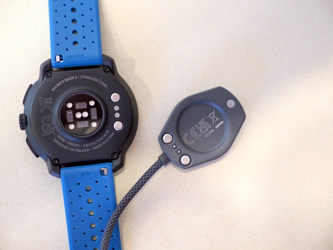 גב Suunto Race 2 עם חיישן דופק אופטי ומטען מגנטי לצידו