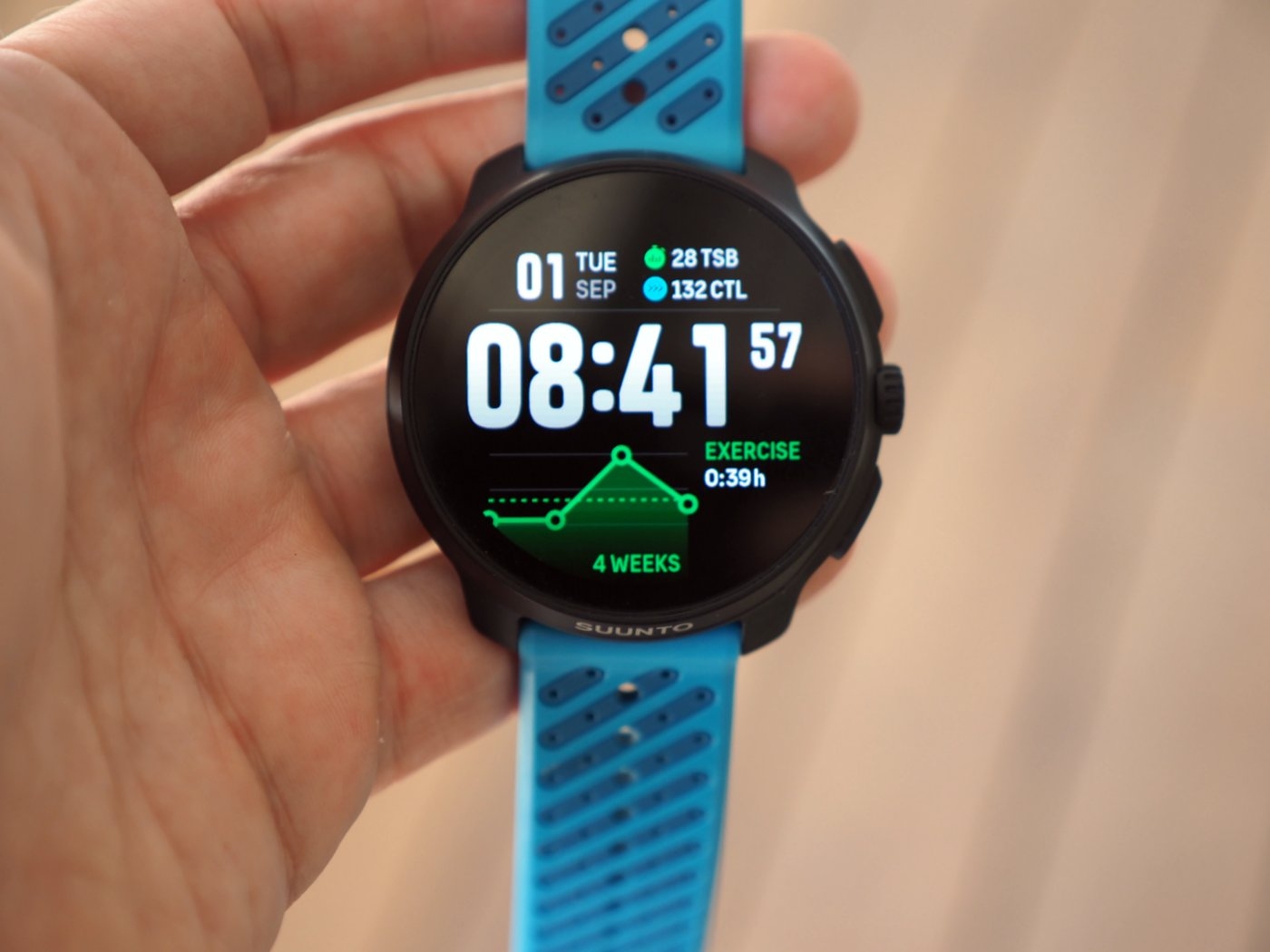 מסך Suunto Race 2 מציג שעה, נתוני TSB ו-CTL וגרף אימונים