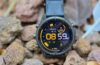 שעון Garmin Fenix 9 Pro עם מסך AMOLED מואר מונח על אבנים