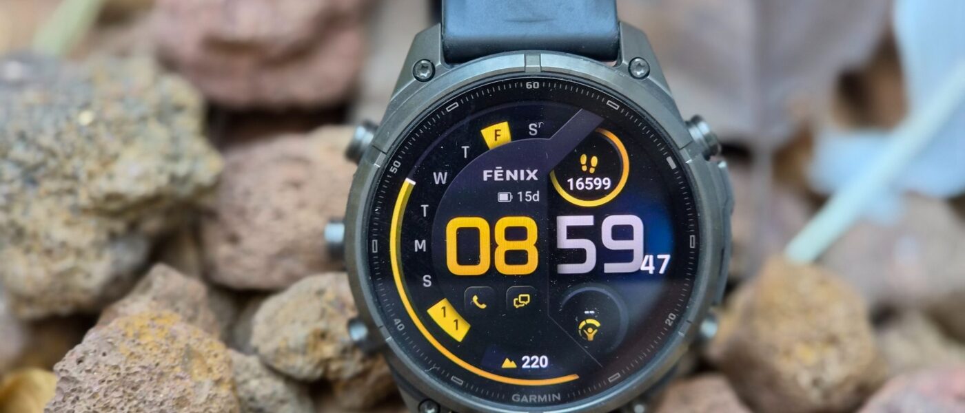 שעון Garmin Fenix 9 Pro עם מסך AMOLED מואר מונח על אבנים