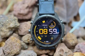 שעון Garmin Fenix 9 Pro עם מסך AMOLED מואר מונח על אבנים