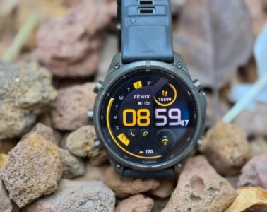 שעון Garmin Fenix 9 Pro עם מסך AMOLED מואר מונח על אבנים