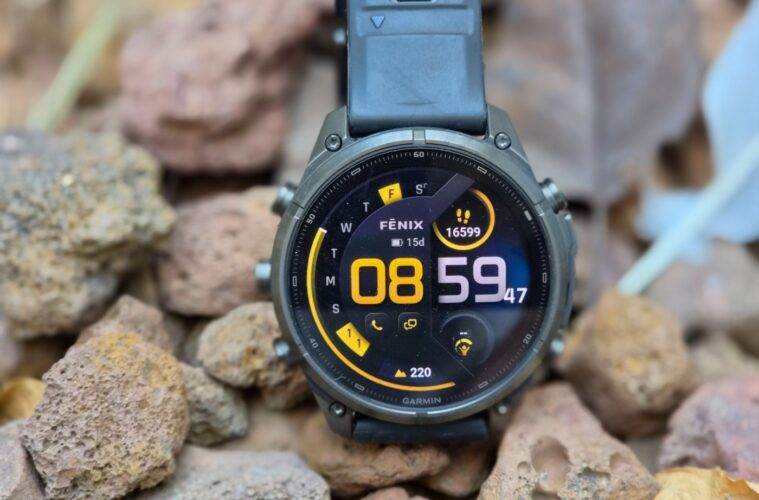 שעון Garmin Fenix 9 Pro עם מסך AMOLED מואר מונח על אבנים