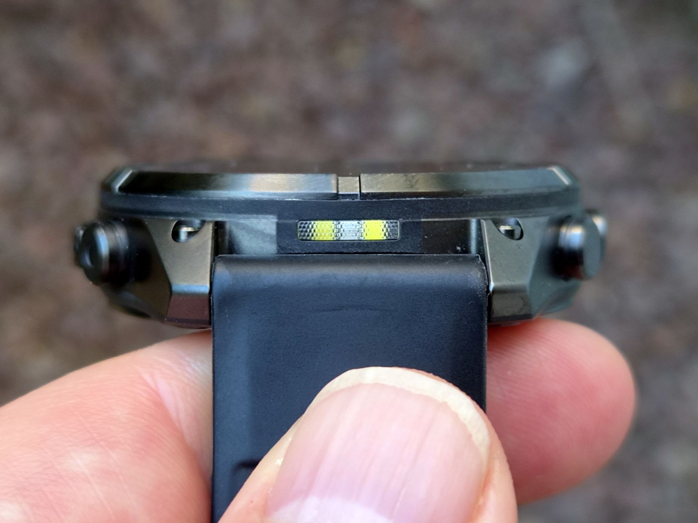 פנס LED מובנה בצד שעון Garmin Fenix 9 Pro דולק