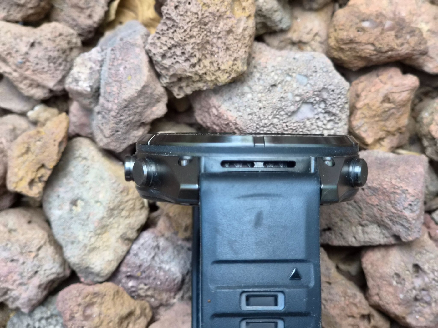 מבט עליון על דופן Fenix 9 Pro עם רמקול ורצועת QuickFit