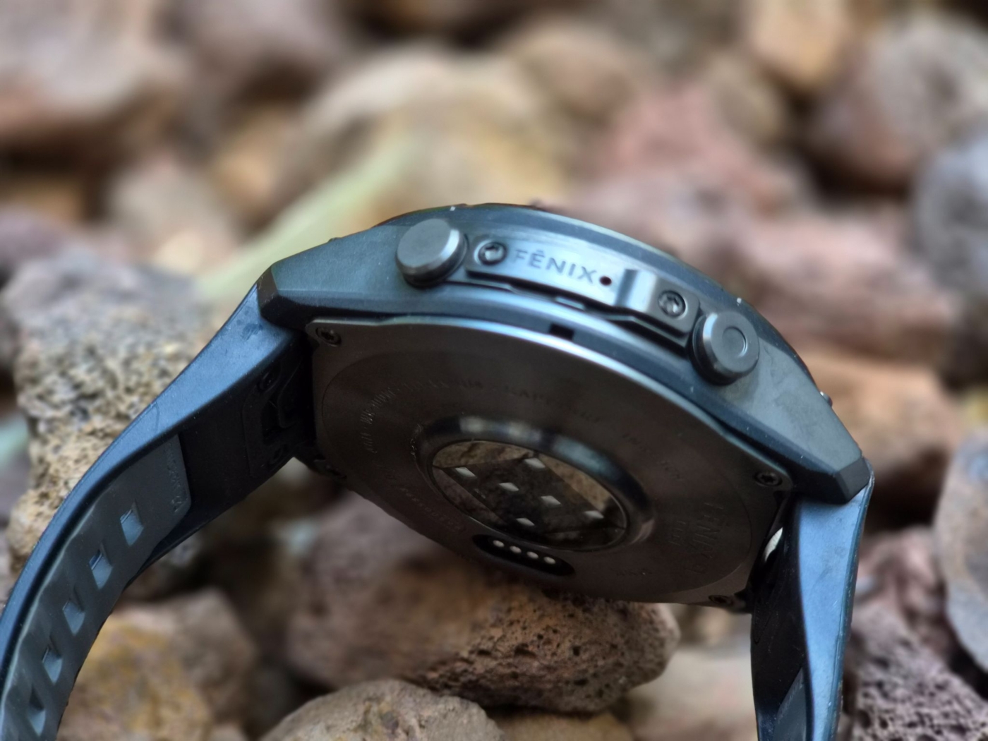 מבט צדדי על Fenix 9 Pro עם כפתורים ורצועת סיליקון