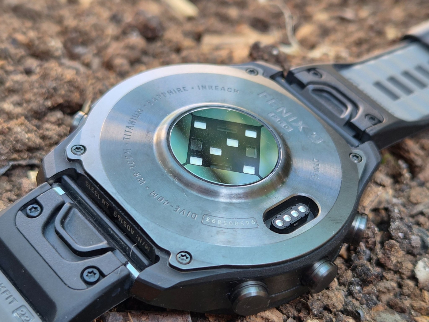 גב Fenix 9 Pro עם חריטות Titanium Sapphire inReach ומגעי טעינה