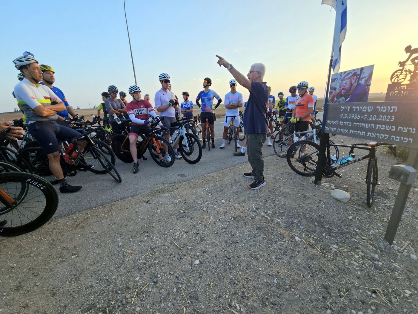 מדריך מצביע ליד אנדרטת הזיכרון לתומר שפירא ז"ל בעוטף