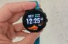 שעון Suunto Race 2 ביד עם מסך שעון מציג תאריך, שעה ועומס אימון