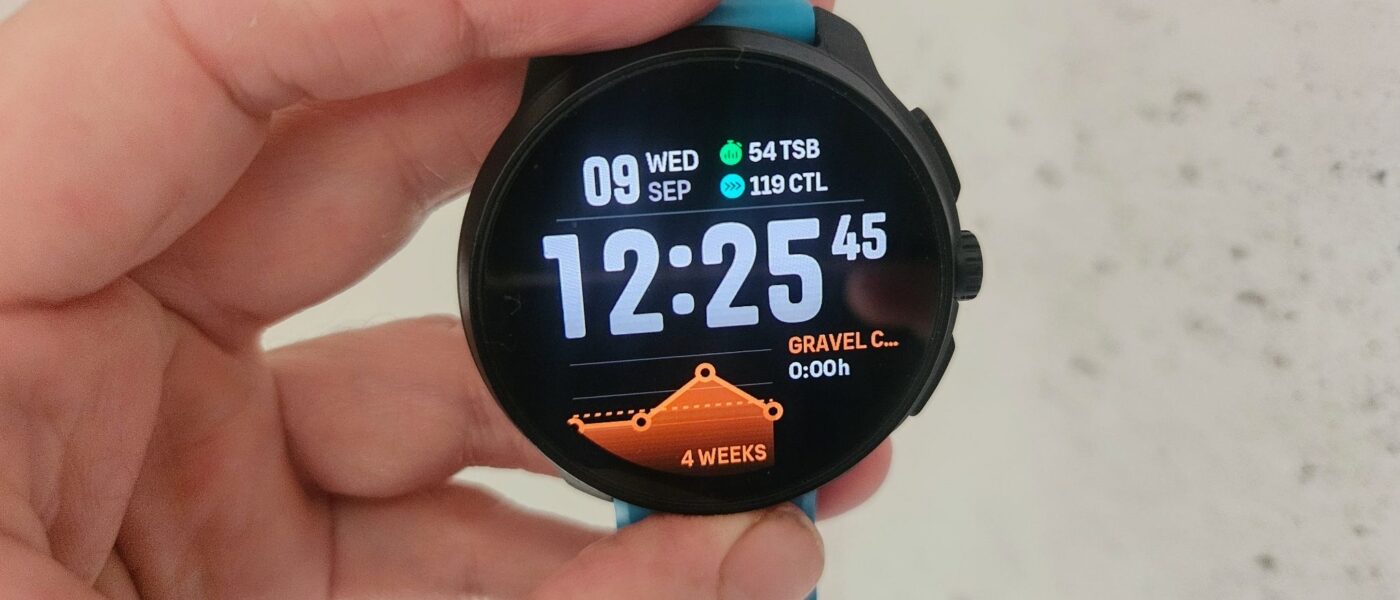 שעון Suunto Race 2 ביד עם מסך שעון מציג תאריך, שעה ועומס אימון