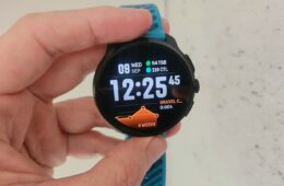 שעון Suunto Race 2 ביד עם מסך שעון מציג תאריך, שעה ועומס אימון