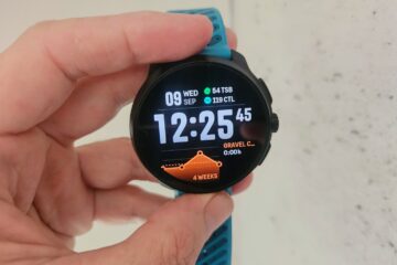 שעון Suunto Race 2 ביד עם מסך שעון מציג תאריך, שעה ועומס אימון