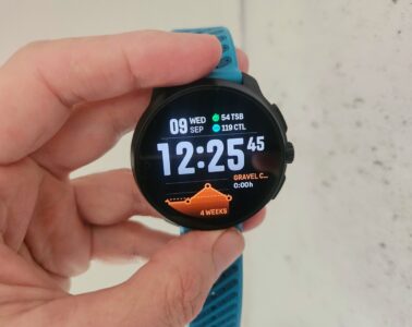 שעון Suunto Race 2 ביד עם מסך שעון מציג תאריך, שעה ועומס אימון
